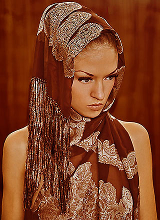 Schmuck Tuch aus Chiffon oder orientalischer modischer Designer Schal mit Fransen der Klassik Linie vom deutschen Mode Designer Torsten Amft. 