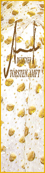 Detail Ansicht von der Struktur der handgearbeiteten champagner farbenen Chiffon Robe mit Gold Lamè Muster des Mode Designer`s Torsten Amft aus Berlin.