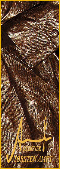 Detail Ansicht von der Struktur des wetterfesten Regen Mantel`s in Tier Optik des Mode Schöpfer`s Torsten Amft aus Berlin.