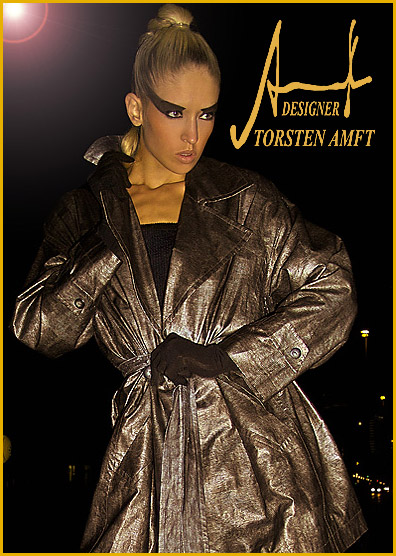 Das internationale Model Vera Gafron in einem wetterfesten Regen Mantel in Tier Optik des deutschen Mode Schöpfer`s Torsten Amft.