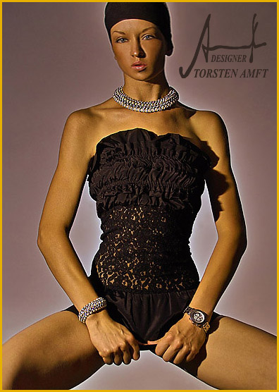 Das internationale Model Vera Gafron in einem schwarzen Cocktail Kleid mit französischer Spitze des deutschen Mode Macher`s Torsten Amft.