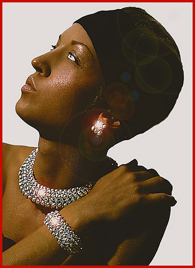 Das Model Vera Gafron trägt ein wertvolles Collier mit passendem Armreif und Ohrringen vom Mode Designer Torsten Amft.