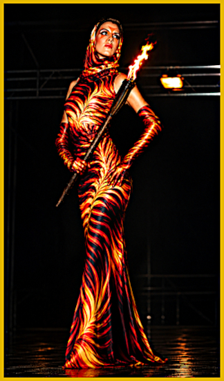Model trägt ein farbenprächtiges avantgardistisches Flammenprint Kleid aus hochwertigem Jersey 
                         von Modedesigner Torsten Amft bei der Gala
                        