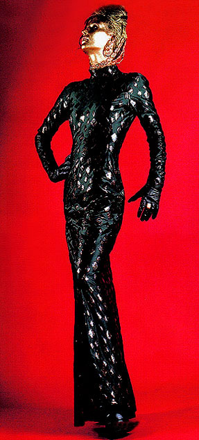 Futuristisches Designer Cocktail Kleid mit eingesetzten Pailletten von der Kollektion 'Willkommen Zukunft' aus der Kategorie 'Deutsche Modekunst' gefertigt aus schwarzen edlem Lycra Material